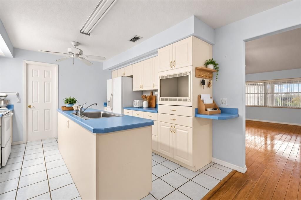 En Venta: $299,900 (3 camas, 2 baños, 1713 Pies cuadrados)