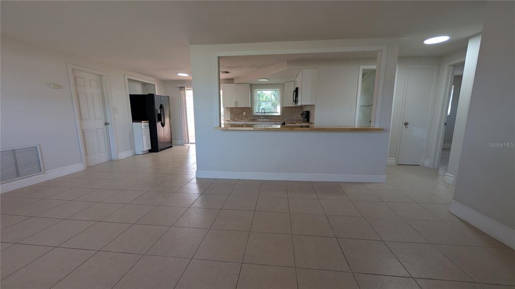 For Rent: $1,600 (2 beds, 1 baths, 905 Square Feet)