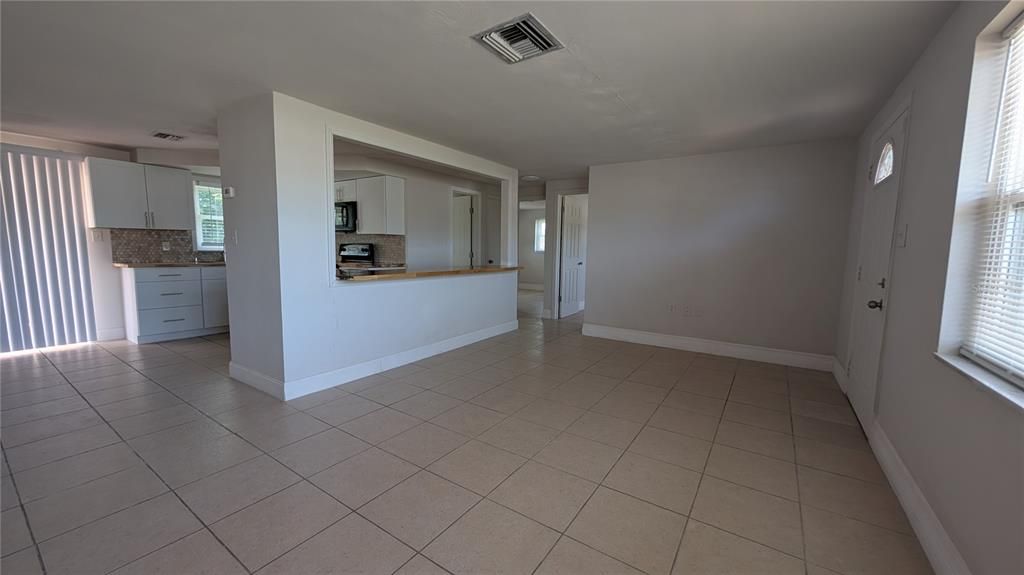 For Rent: $1,600 (2 beds, 1 baths, 905 Square Feet)