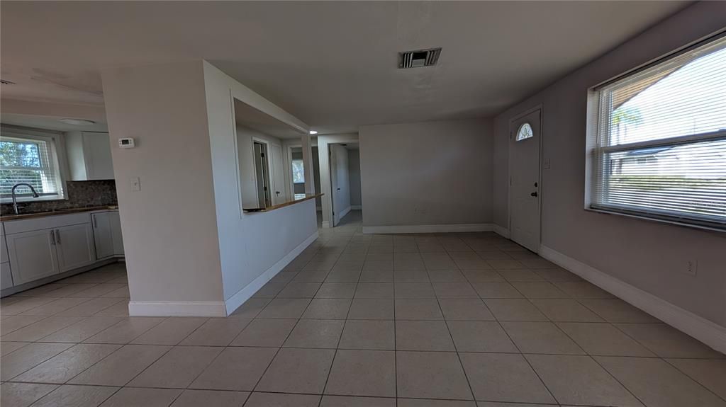 For Rent: $1,600 (2 beds, 1 baths, 905 Square Feet)