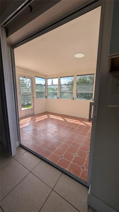 For Rent: $1,600 (2 beds, 1 baths, 905 Square Feet)