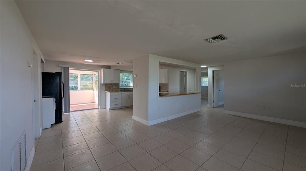 For Rent: $1,600 (2 beds, 1 baths, 905 Square Feet)