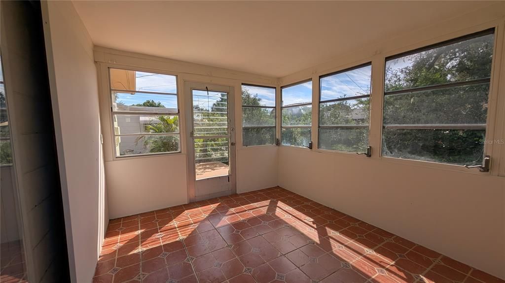 For Rent: $1,600 (2 beds, 1 baths, 905 Square Feet)
