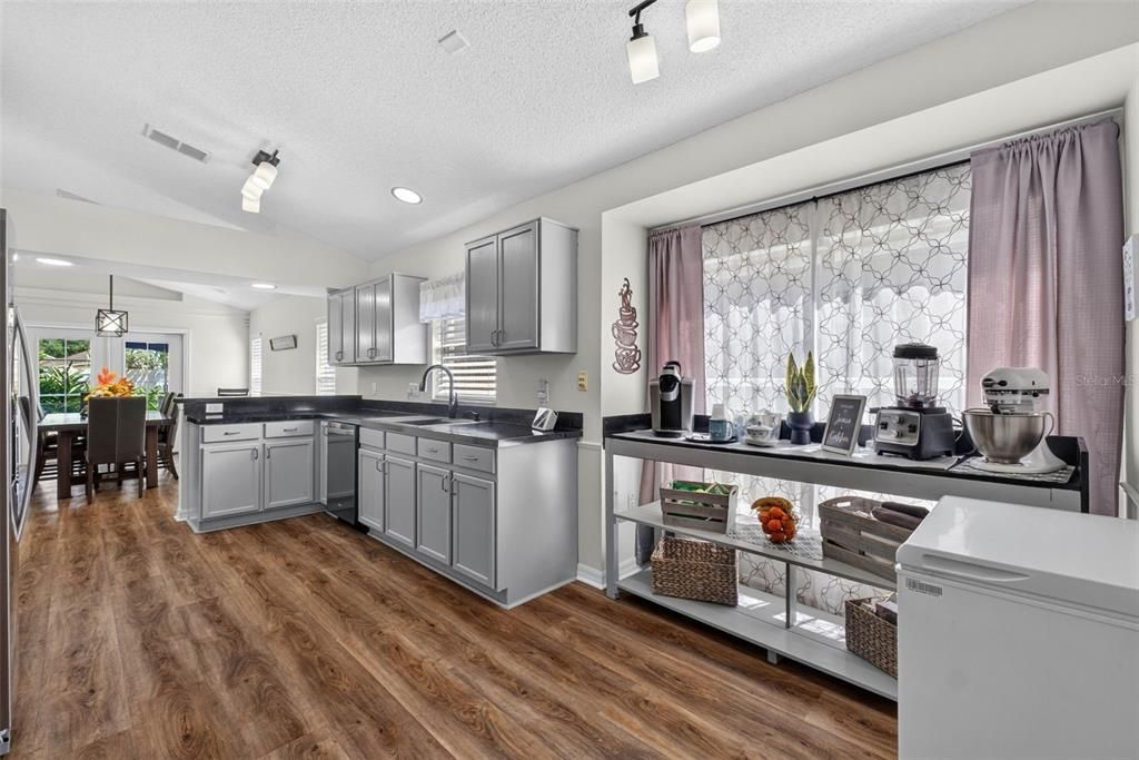 Active With Contract: $385,000 (3 beds, 2 baths, 1628 Square Feet)