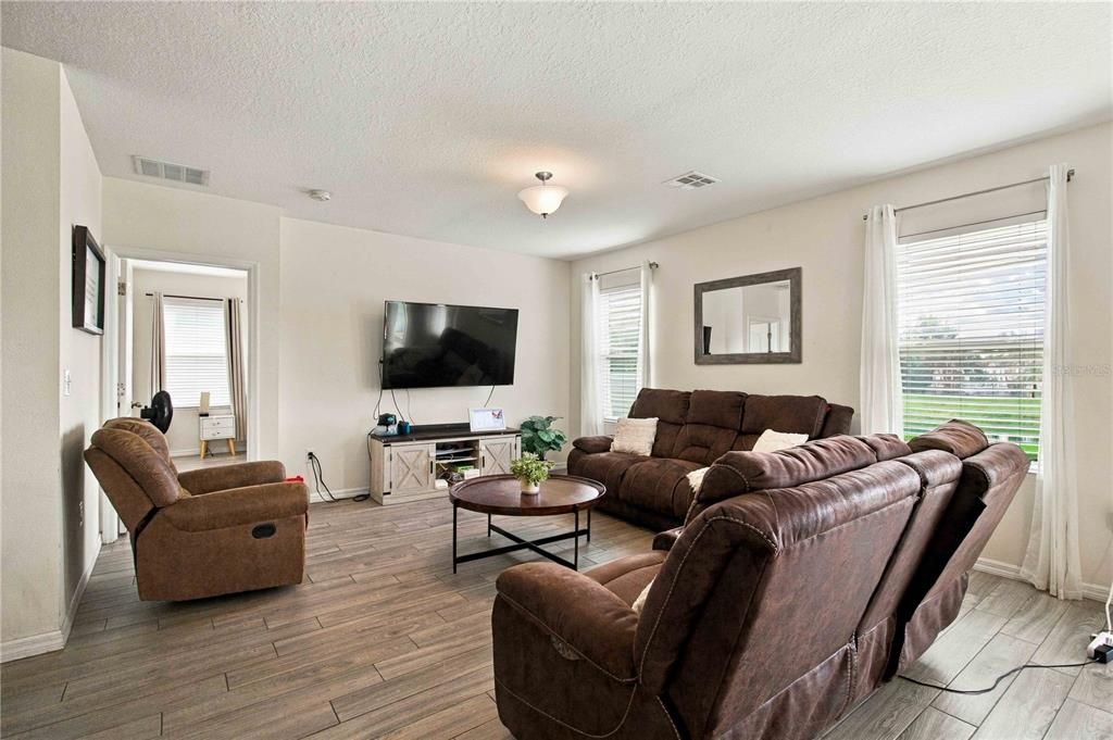 For Rent: $2,550 (3 beds, 2 baths, 1626 Square Feet)