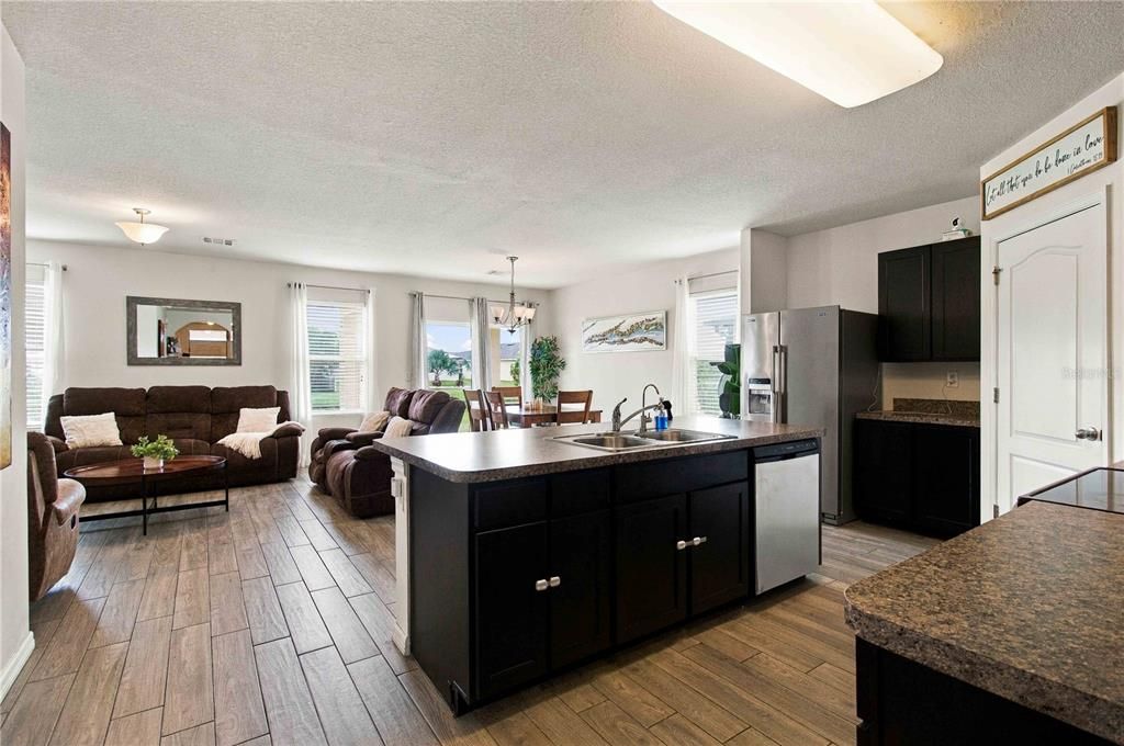For Rent: $2,550 (3 beds, 2 baths, 1626 Square Feet)