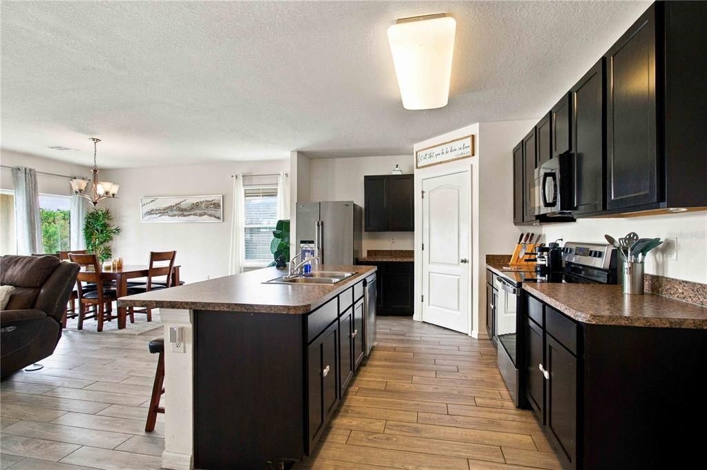 For Rent: $2,550 (3 beds, 2 baths, 1626 Square Feet)