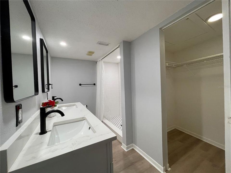 For Rent: $1,900 (2 beds, 2 baths, 1000 Square Feet)