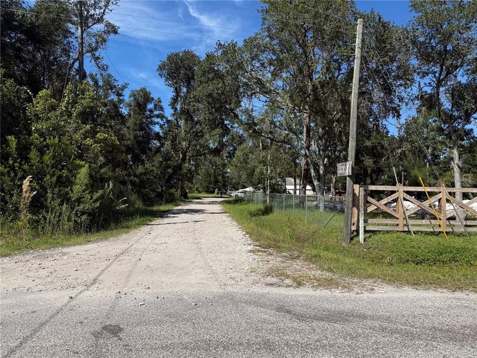 На продажу: $24,900 (0.23 acres)