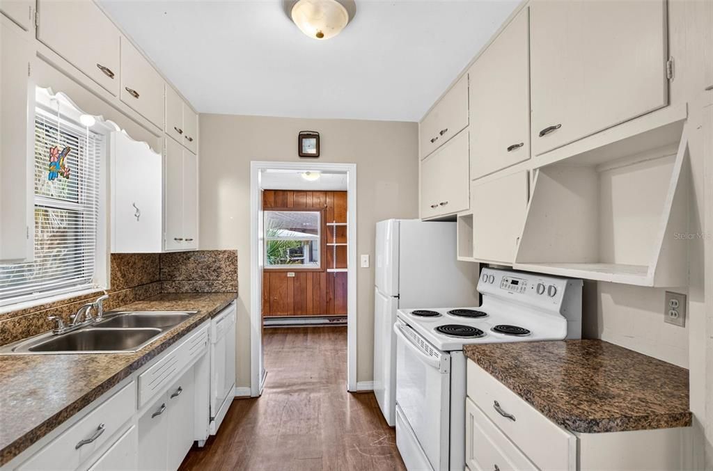 For Sale: $205,000 (3 beds, 1 baths, 863 Square Feet)