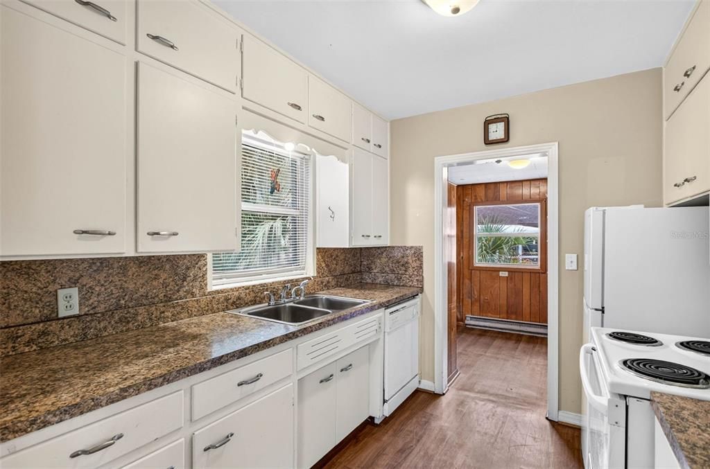 For Sale: $205,000 (3 beds, 1 baths, 863 Square Feet)