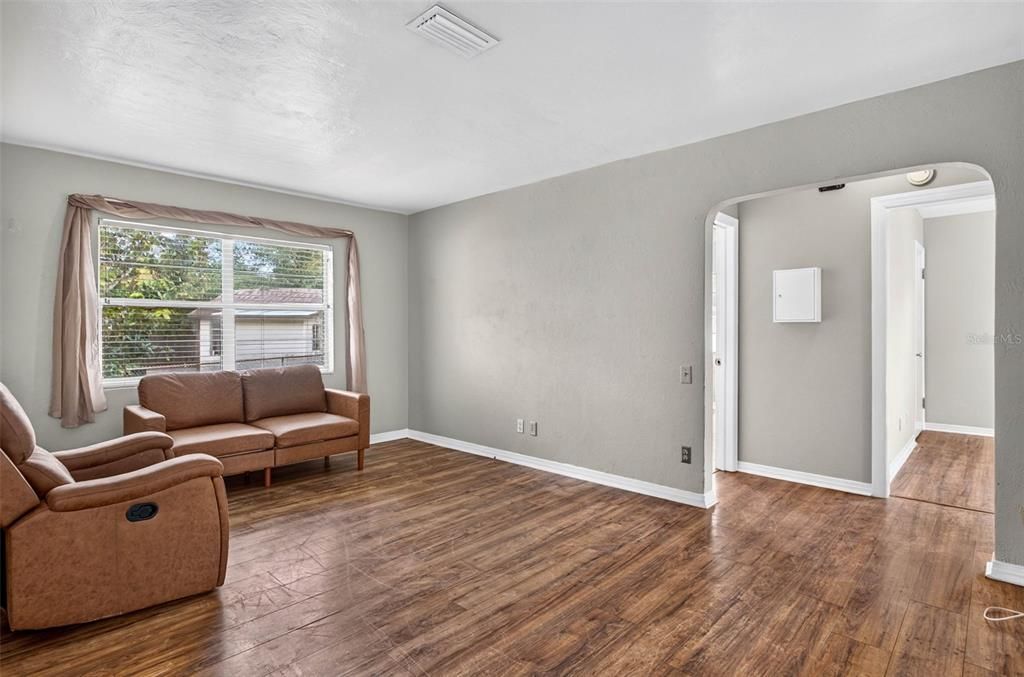 For Sale: $205,000 (3 beds, 1 baths, 863 Square Feet)