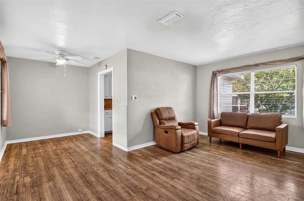 For Sale: $205,000 (3 beds, 1 baths, 863 Square Feet)
