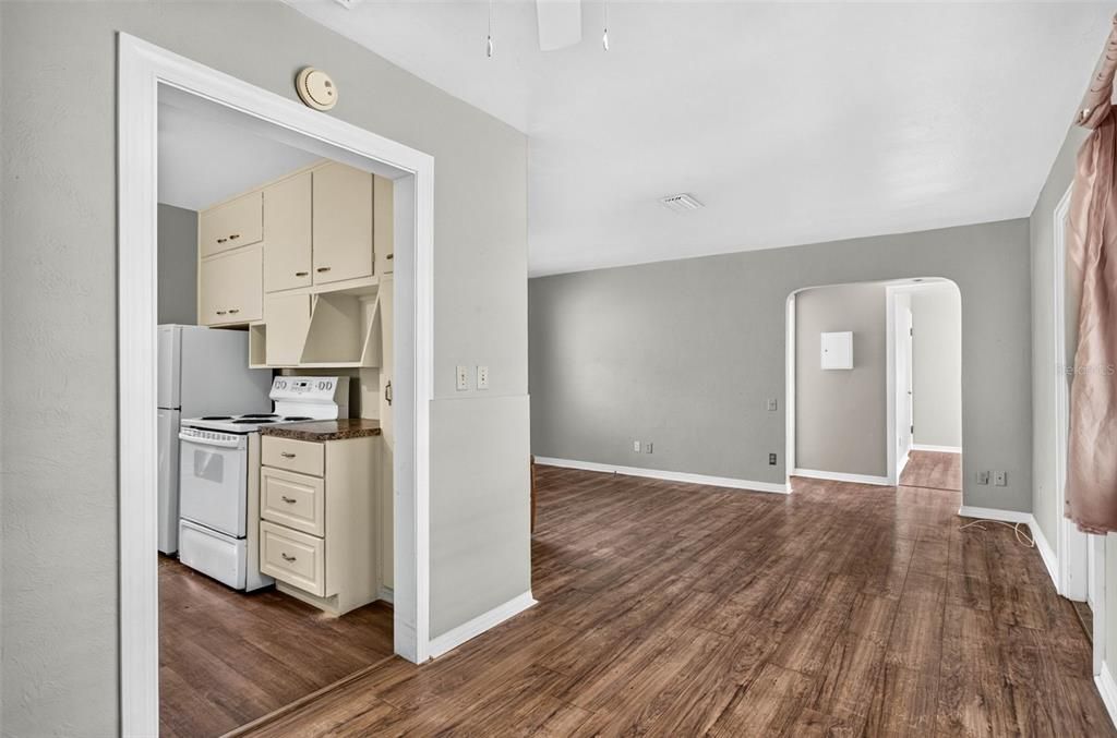 For Sale: $205,000 (3 beds, 1 baths, 863 Square Feet)