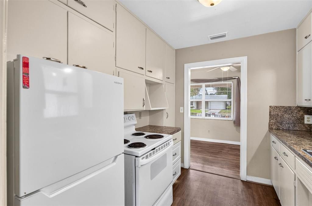 For Sale: $205,000 (3 beds, 1 baths, 863 Square Feet)