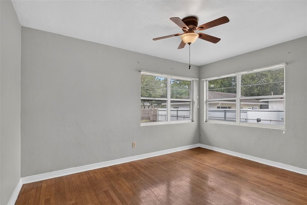 For Sale: $205,000 (3 beds, 1 baths, 863 Square Feet)