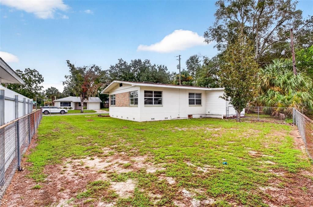 For Sale: $205,000 (3 beds, 1 baths, 863 Square Feet)