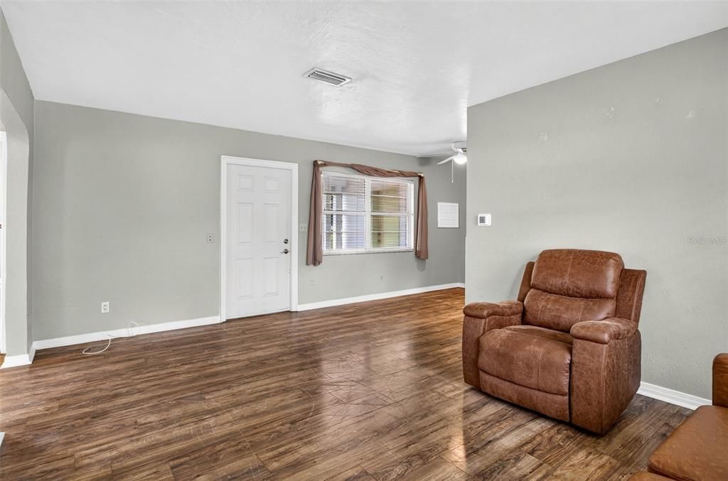 For Sale: $205,000 (3 beds, 1 baths, 863 Square Feet)