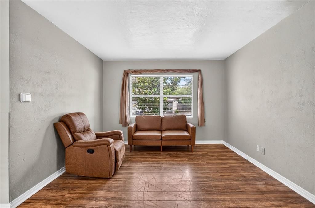For Sale: $205,000 (3 beds, 1 baths, 863 Square Feet)