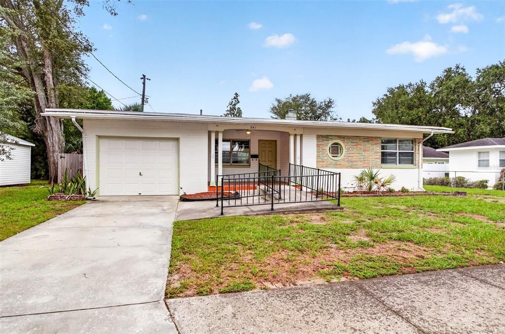 For Sale: $205,000 (3 beds, 1 baths, 863 Square Feet)
