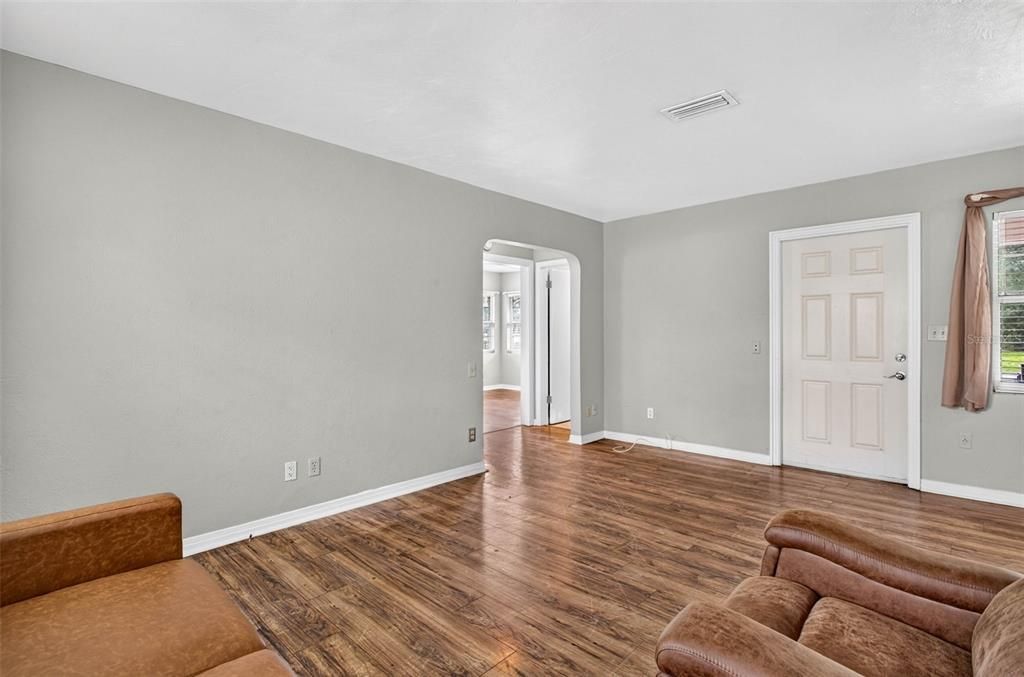 For Sale: $205,000 (3 beds, 1 baths, 863 Square Feet)