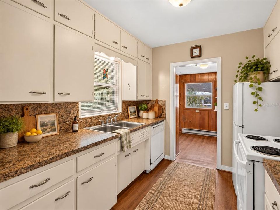 For Sale: $205,000 (3 beds, 1 baths, 863 Square Feet)