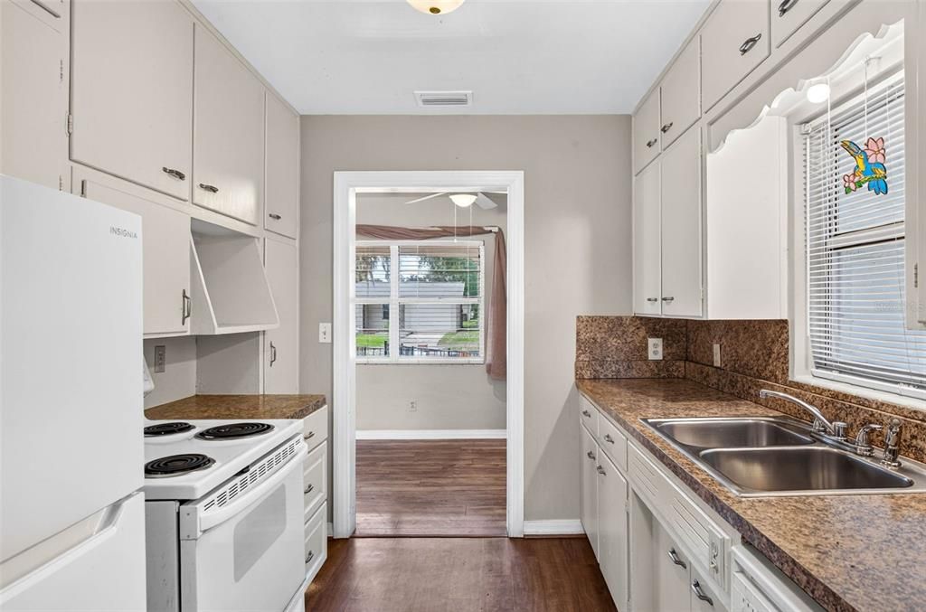 For Sale: $205,000 (3 beds, 1 baths, 863 Square Feet)