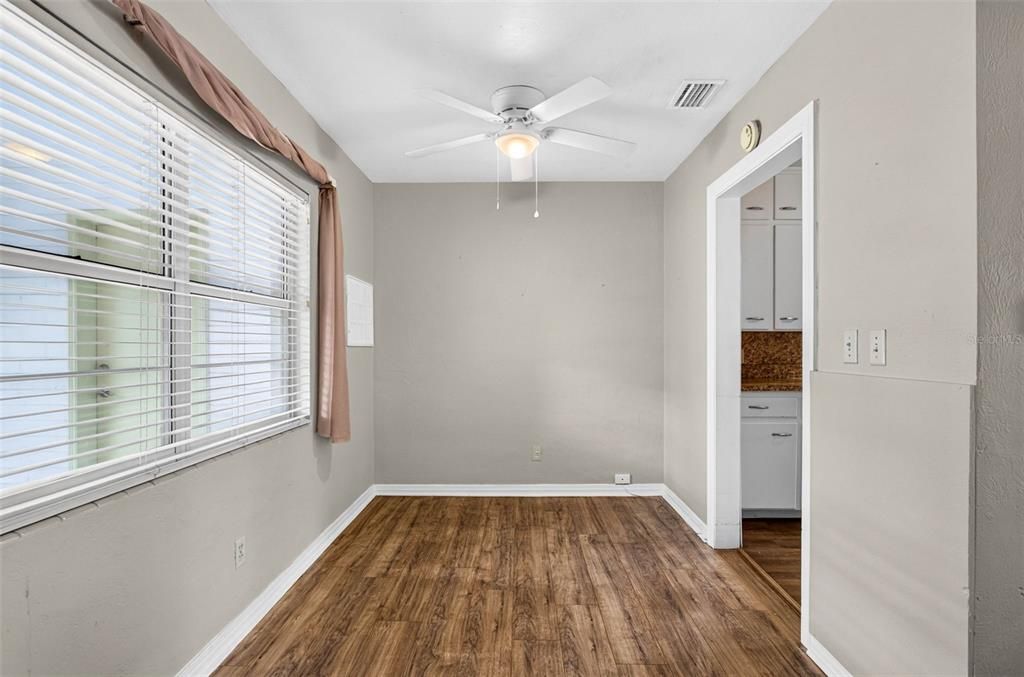 For Sale: $205,000 (3 beds, 1 baths, 863 Square Feet)