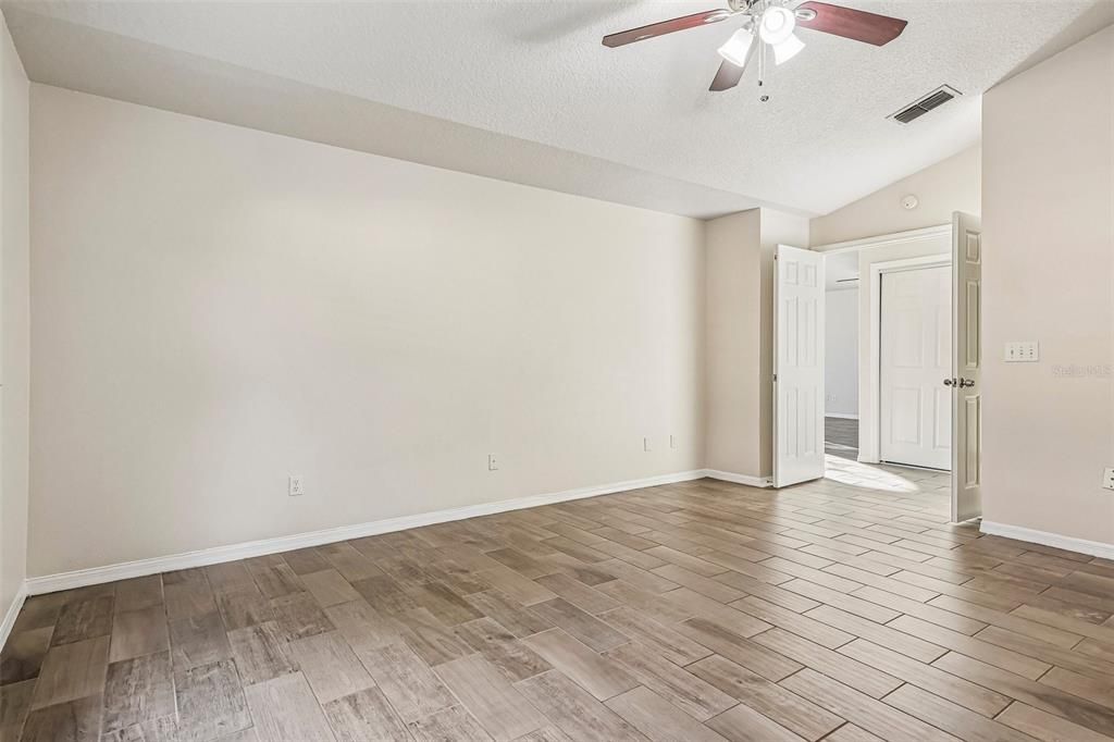 For Sale: $379,900 (3 beds, 2 baths, 1658 Square Feet)