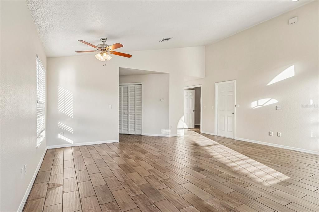 For Sale: $379,900 (3 beds, 2 baths, 1658 Square Feet)