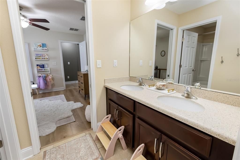 En Venta: $899,000 (5 camas, 3 baños, 3011 Pies cuadrados)