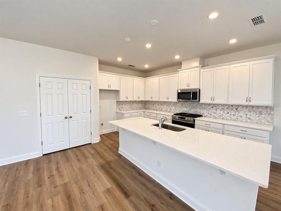 En Venta: $564,990 (4 camas, 2 baños, 2103 Pies cuadrados)