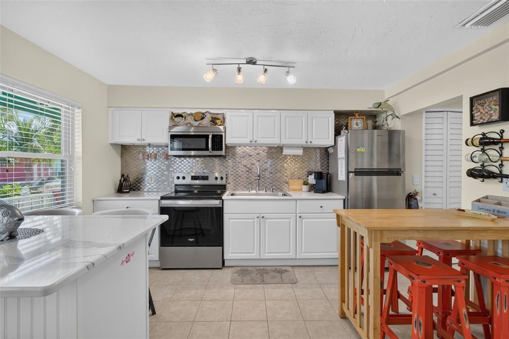 For Sale: $409,900 (1 beds, 1 baths, 462 Square Feet)