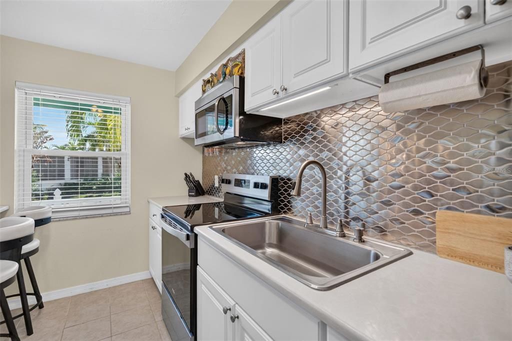 For Sale: $409,900 (1 beds, 1 baths, 462 Square Feet)