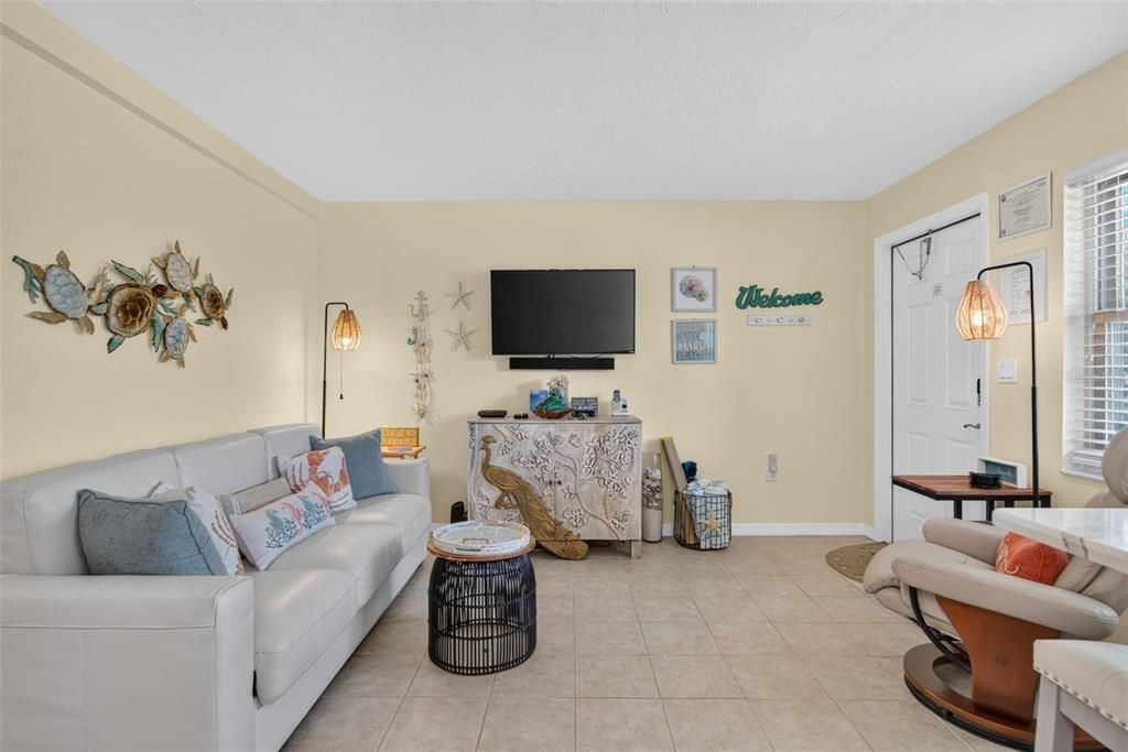 For Sale: $409,900 (1 beds, 1 baths, 462 Square Feet)