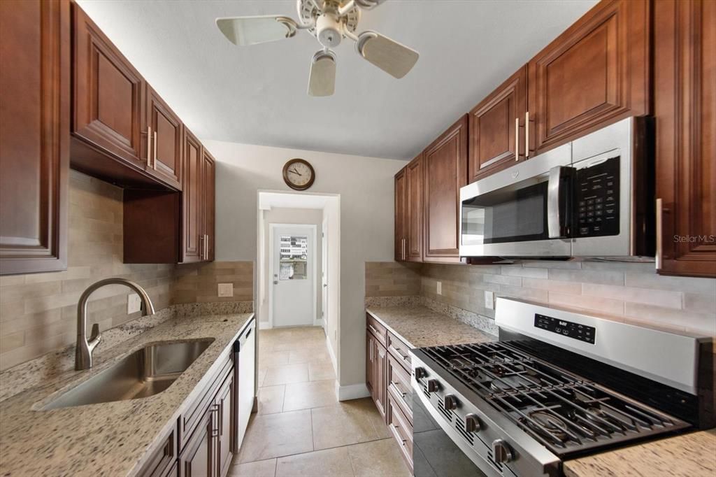 For Sale: $254,900 (2 beds, 2 baths, 1120 Square Feet)