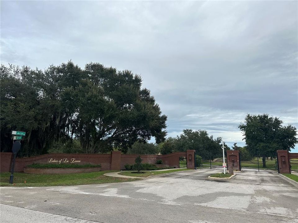 На продажу: $610,000 (3.05 acres)