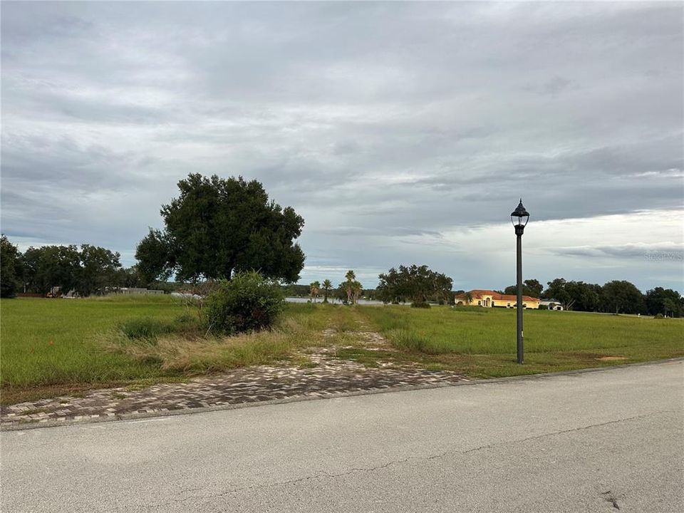 На продажу: $610,000 (3.05 acres)