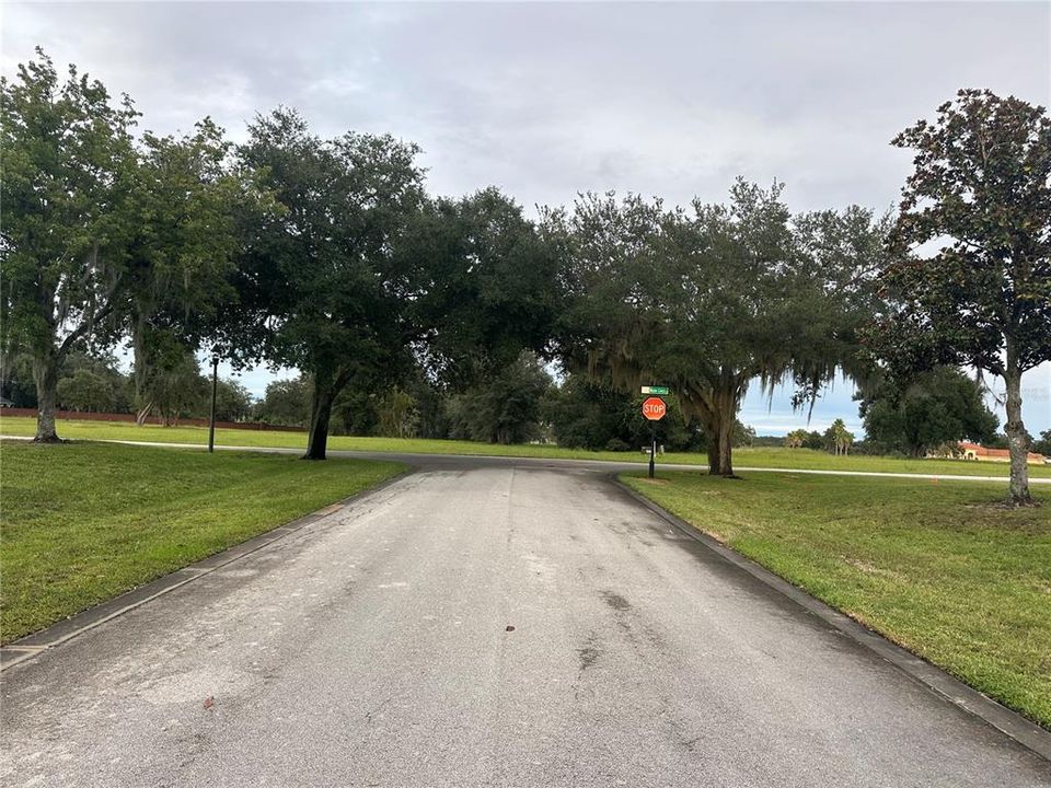 На продажу: $610,000 (3.05 acres)