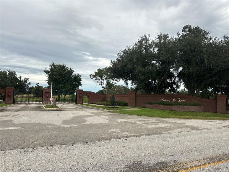 На продажу: $610,000 (3.05 acres)