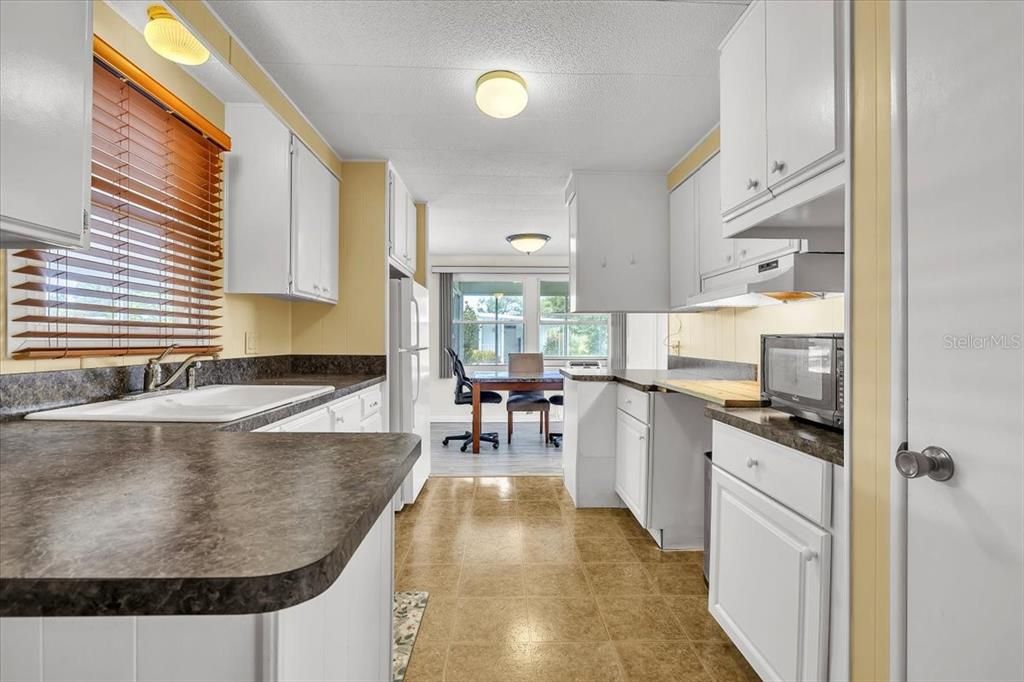 For Sale: $69,900 (2 beds, 2 baths, 1056 Square Feet)