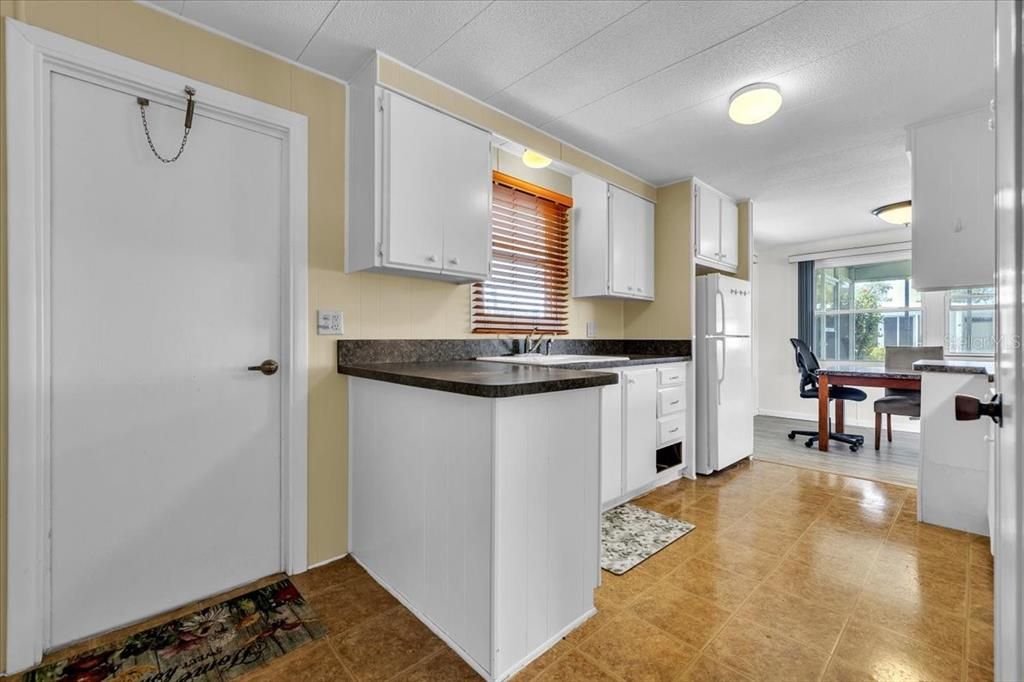 For Sale: $69,900 (2 beds, 2 baths, 1056 Square Feet)