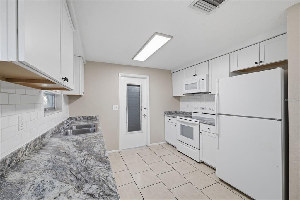 For Sale: $224,900 (2 beds, 2 baths, 973 Square Feet)