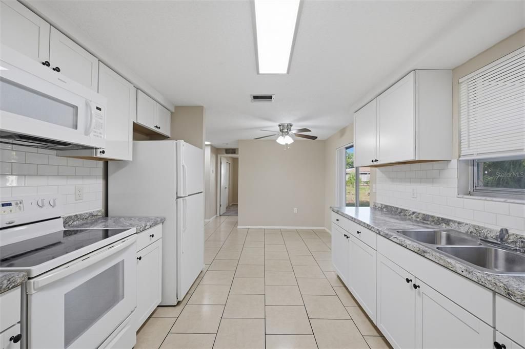 For Sale: $224,900 (2 beds, 2 baths, 973 Square Feet)