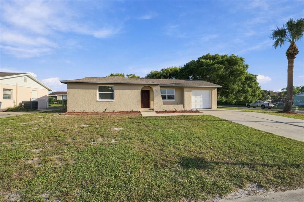 For Sale: $224,900 (2 beds, 2 baths, 973 Square Feet)