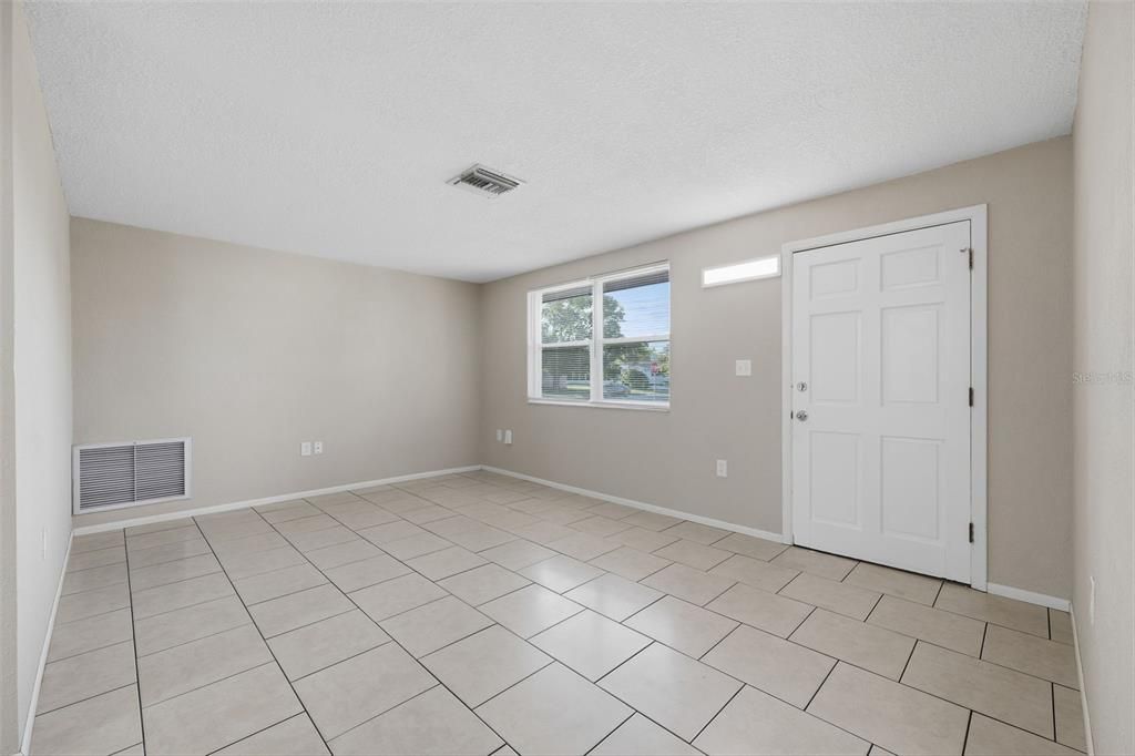 For Sale: $224,900 (2 beds, 2 baths, 973 Square Feet)
