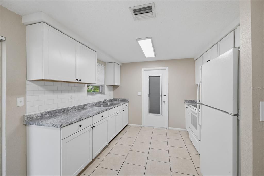 For Sale: $224,900 (2 beds, 2 baths, 973 Square Feet)