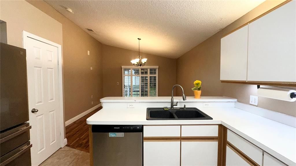 For Rent: $2,199 (3 beds, 2 baths, 1473 Square Feet)