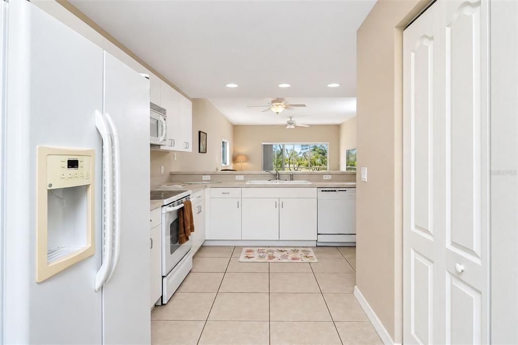 For Sale: $199,000 (2 beds, 2 baths, 1230 Square Feet)