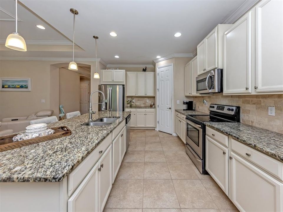 For Sale: $440,000 (3 beds, 2 baths, 1984 Square Feet)